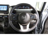 運転中もハンドルでの操作が可能です。特に高速道路等の目が離せない運転時には、便利さだけでなく、安全性も兼ね備えております。