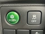 エンジンやエアコンなどを協調制御し燃費の向上に有効なECONスイッチ、車がカーブの外側へ膨らんだり内側へ巻き込んだりする挙動を防止し安定した走行をサポートする横滑り防止装置付きです!