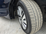 車両デザインに調和するホイールカバーを装備。タイヤの溝の状態もご確認ください。