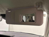 運転席、助手席共にサンバイザー&バニティミラー付いてます