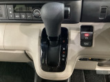 CVT車のセレクトレバーです。低速から高速まで、変速ショックのないスムーズな走りを実現するとともに、エンジン効率のよい領域を維持することで燃費にも貢献します。