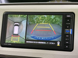 広角で後方が確認できるバックモニター。安全な後退をサポートします。駐車時にも役立ちます。