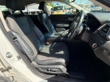 足元もゆったりで長時間の運転も疲れにくいフロントシートです。