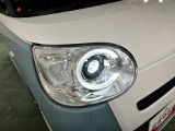 白く明るい光で夜間走行をサポートするLEDヘッドランプを搭載