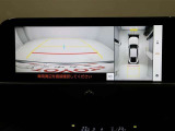 パノラミックビューモニターを装備。駐車場や交差点でクルマを真上から見るように周囲を確認できます。機能の詳細は販売店スタッフまでおたずねください。