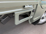 ステップ搭載で、荷台の乗り降りも楽々♪