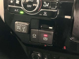 電動パーキングが付いておりオート機能をONにし、シフトレバーを「P」ポジションに入れると自動で作動します。また、アクセルを踏むと自動で解除されます。