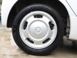 ★右後タイヤ★シルバーのホイールキャップが良いアクセントに!タイヤ詳細 155/65R14インチで、タイヤの溝は6mmとなります。
