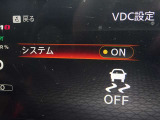 【横滑り防止】ハンドル操作や滑りやすい路面を走行中、横滑りを感知すると自動的に車両の進行を保つよう制御!