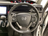 ハンドルにHondaセンシング系のクルーズコントロールやレーンキープアシストなどのスイッチと、オーディオの操作スイッチが装備されています。ハンドルから手を離さず安全に操作できます。