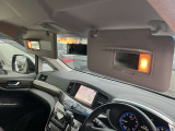 サンバイザーには便利なバニティミラーが装備されています。