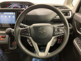 【ハンドル回り】インテリアに合わせたデザインのステアリングは、運転される方のことも考え、運転しやすい形状、大きさです。ぜひ一度、実際に触ってお確かめください。