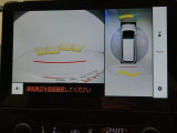 車に搭載された複数のカメラ映像を合成し、車を上空から見下ろしているような映像や死角となる部分の映像を車内ディスプレイに表示する駐車支援システムのパノラミックビューモニター付きのお車になります!!駐車が