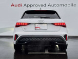 Audiのリヤディフューザーは、車両の後方での空気の流れを整え、乱流を減少させることで、走行安定性を向上させます。またスポーティで洗練された外観を提供し、全体のスタイルに一体感を持たせます。