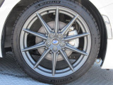 純正18インチアルミホイール。 タイヤサイズは 215/40R18