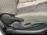 運転席の座面の高さ調整ができるシートリフターが付いてます