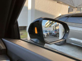 サイドアシスト装備 ドライバーの死角を並走する車両を検知します。ドアミラーの内側のLEDが点灯・点滅して事故の危険を知らせます。