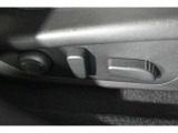 パワーシート(乗り降りから、運転席のポジション設定まで、ボタンで一つで微調整できます。高級車の必須アイテムです。)