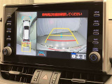 パノラミックビューモニター付きです。車両を上から見たような映像をディスプレイオーディオ画面に表示。運転席からの目視だけでは見にくい、車両周辺の状況をリアルタイムでしっかり確認できます。