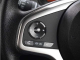 ハンドルにオーディオ操作用スイッチを備え、手を放さずに操作可能。安全性と利便性を両立しています。
