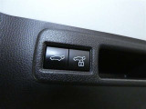 ワンタッチでバックドアが開閉。重たいバックドアも力いらずで開閉できる便利なパワーバックドア付きです!