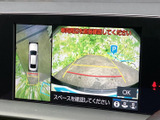 車両周囲と後方の映像を画面上で確認でき、駐車スペースへの出し入れをサポートします。目安となるガイド表示も備わり、周囲の状況を見ながら慎重に駐車したい場面で便利です。