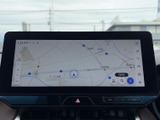 道路や周辺施設が画面上に表示され、現在地を確認しながら目的地までの道順を調べられます。地図を見ながら行き先を設定でき、初めての場所へのお出かけにも便利です。