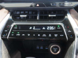 左右独立温度コントロールフルオートエアコンです。運転席、助手席それぞれで独立して温度設定ができます。冷え性の方が乗っても安心ですね♪