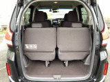 荷室は3列目シートを立てたままでも十分な容量があります。