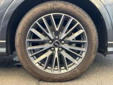 19インチ純正アルミホイール装備 全車両に標準装備の純正アルミホイールは、純正ならではのバランスの良いデザインと、走行安定性をお楽しみ頂けます。