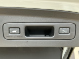 お好みの位置で止められるメモリー機能付の電動リアゲートです!後ろが狭い駐車場でもスムーズに荷物を積めて、さらに背が低い人の手がムリなく届く高さで止めることも可能です!