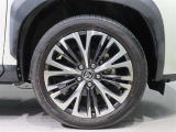 純正のアルミホイール装着車です。タイヤサイズは215/50R18です。