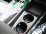 運転席と助手席の間にカップホルダーがあります