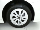 純正15インチのアルミホイールは、やっぱり車にピッタリマッチするデザインですね。