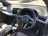 BMW 伝統のコックピットはドライバー志向で設計され、人間工学を駆使し、細部に到るまで設計されたコックピットを実現しました。
