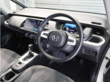 ◆視界広々で非常に運転しやすくロングドライブでも疲れを感じさせないすっきりとまとまったインパネ周りです。
