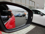 【ブラインドスポットモニター】左右斜め後ろを平行して走る車を認識し、車線変更の際に危険を察知するとドライバーへ警告を促します。夜雨トンネル内など走行時の環境が悪い時ほど便りになる安全装置です。