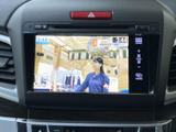 テレビ番組を楽しめる画面を備えており、停車中の待ち時間にも映像を視聴できます。画面上のメニューから選局などを行え、車内で過ごすひとときを有効に使えます。