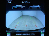 リヤビューカメラの映像です。ステアリング連動ガイドラインが、後退時の予想進路を表示し、運転のサポートを致します。