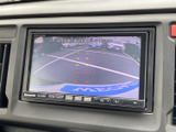 後方の映像に加えて、画面上に駐車位置の目安となる線が表示されています。駐車時の後方確認をサポートする装備で、車庫入れや駐車スペースへの出入りに役立ちます。周囲も確認しながらご利用ください。
