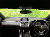 運転席から前方を見渡しやすい配置で、メーターやナビ画面も視線を向けやすい位置にまとまっています。落ち着いた室内で、毎日の移動も快適にお過ごしいただけます。