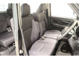 ■ベンチシート■  運転席&hArr;助手席の移動もしやすいベンチシートです。