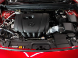 SKYACTIV-G 2.0にマイルドハイブリッドシステムを組み合わせ、乗れば乗るほど毎日の運転が楽しみになるe-SKYACTIV Gを搭載しています。