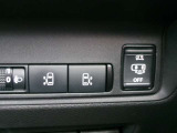 両側オートスライドドア付き車です。小さなお子様でもボタンひとつで楽々乗り降りができます。ハンズフリーオートスライドドア付きなので両手が塞がっていても片足でドアの開閉ができてとても便利です。