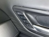 シートメモリー機能装備付きです。シートの位置をそれぞれ記憶しておく事ができるので、ご家族や、複数の方で車を乗られるオーナー様には、便利な機能です。