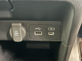 USB Type-A端子と12Vアクセサリーソケットを装備!スマートフォンなどの充電や、対応するカー用品への電源供給に便利です。ドライブ中に電源を確保できる、日常使いでも嬉しい装備です。