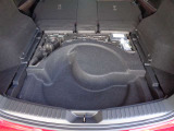 ラゲッジフロア下にパンク修理キットや車載工具を機能的に整理できる収納を備えます。BOSEウーファー周辺の空間を効率よく活用しており、荷室を圧迫することなく緊急用の装備をすっきりと収められます。