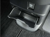 ◆センターロアボックス◆インパネ中央の下部には、ごみ箱としても使用する事ができるセンターロアボックスを装備しております。