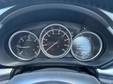 速度や燃料の残量などを目の前にまとめたメーターは、運転中に必要な情報を見つけやすい配置です。針の位置をひと目で確かめられる表示と中央の情報画面で、視線の移動を抑えるマツダの設計です。