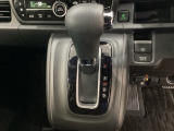 CVT車のセレクトレバーです。低速から高速まで、変速ショックのないスムーズな走りを実現するとともに、エンジン効率のよい領域を維持することで燃費にも貢献します。